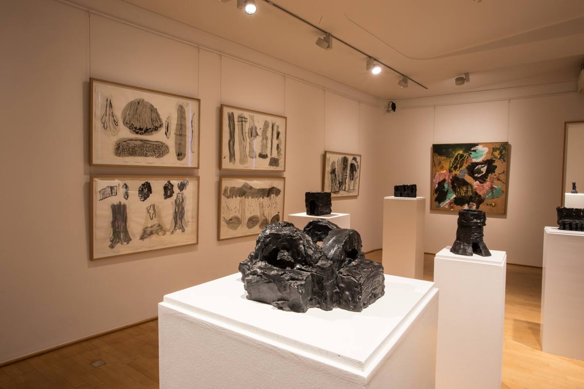 Ausstellungsraum-mit-Zeichnungen-Bronzeskulpturen und Malerei von Per Kirkeby, Museen Böttcherstraße (2016), Foto Patric Leo