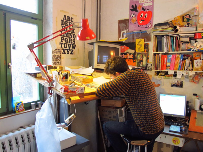 Am Schreibtisch im Original: So arbeitet Mawil in seinem Berliner Atelier. Annica Müllenberg